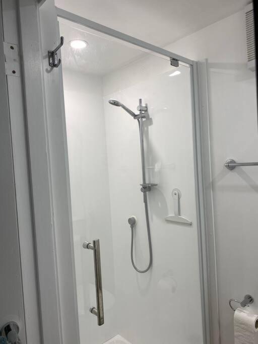 Superb Studio Retreat With Spa, Pool & Bbq Access 旺格努伊 外观 照片